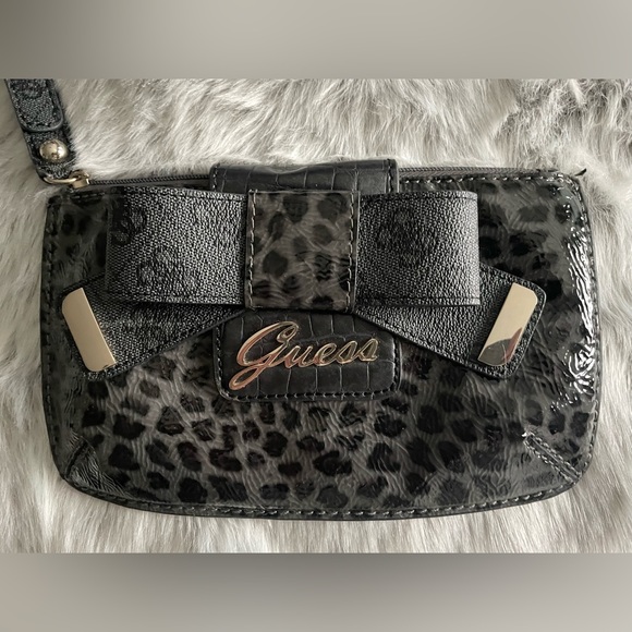 Guess wristlet/clutch - Picture 2 of 7